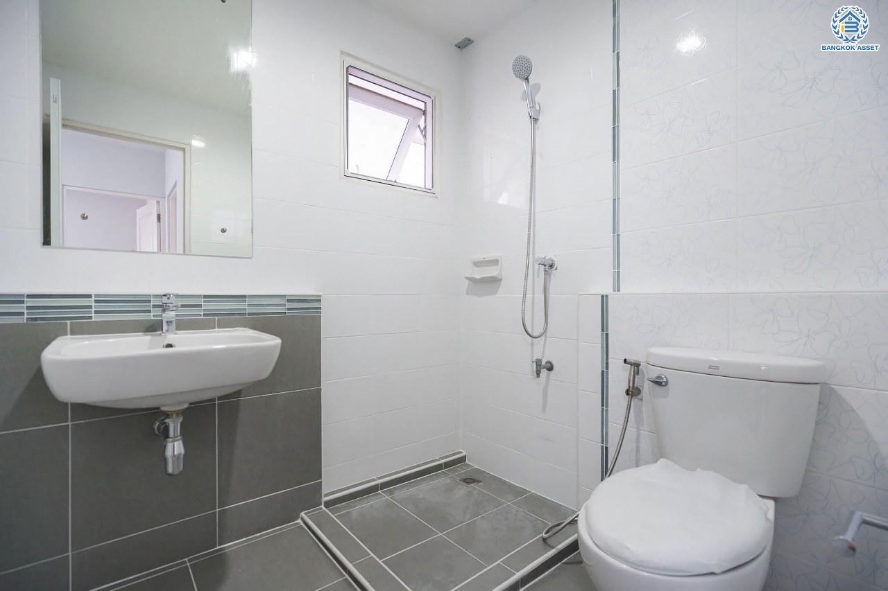 บ้านเดี่ยวมือสอง จากแบรนด์ LH โครงการ ชัยพฤกษ์ วัชรพล หลังใหญ่ เนื้อที่ 50.6 ตร.ว. ฟังก์ชัน 3 ห้องนอน 3 ห้องน้ำ จอดรถได้ 2 คัน พร้อม Facilities ครบครัน บนทำเลเดินทางสะดวก ติดถนนสุขาภิบาล5 เชื่อมต่อหลายเส้นทาง ใกล้ทางด่วน "ฉลองรัช" และรถไฟฟ้าสายสีเขียว "สถานีสายหยุด"